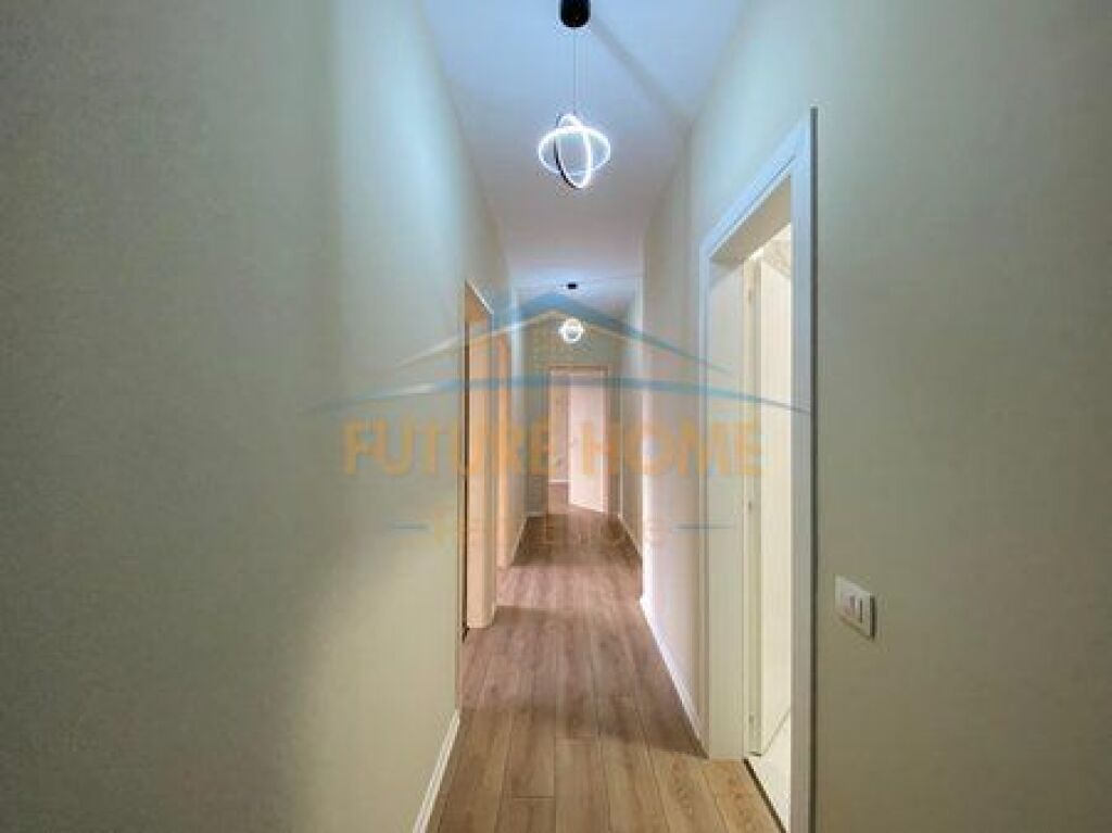 Shitet, Apartament 2+1, Unaza e Re