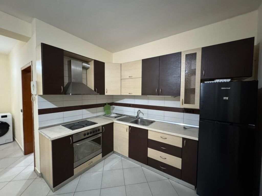 Apartament me Qira ne Zonen e Astirit 2+1+ 2 ballkone !