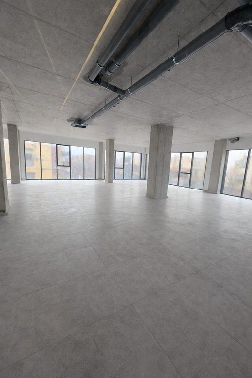 Locale Commerciale in Affitto – Sulla Strada Principale, molto vicino al Centro di Tirana - 250.5 m2