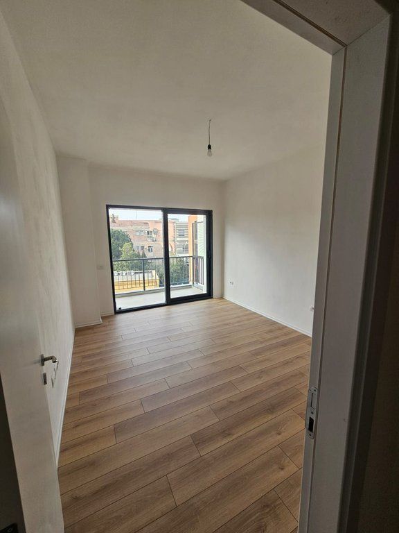 JEPET ME QERA APARTAMENT 2+1+2 TEK RRUGA BARRIKADAVE