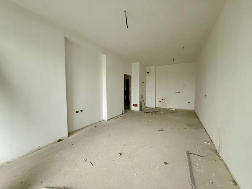 🏡 Shitet Apartament 1+1 në Arlis Square 21 📍 Rruga e Kavajës – me pamje nga rruga kryesore