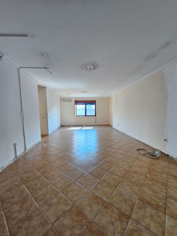 Me Qera: *Ambient (125m2)* e ndarë në 3 dhoma  📍Stacioni trenit - pallat i ri -Buzë rrugës kryesore ( *850€/muaj* ) Super Location