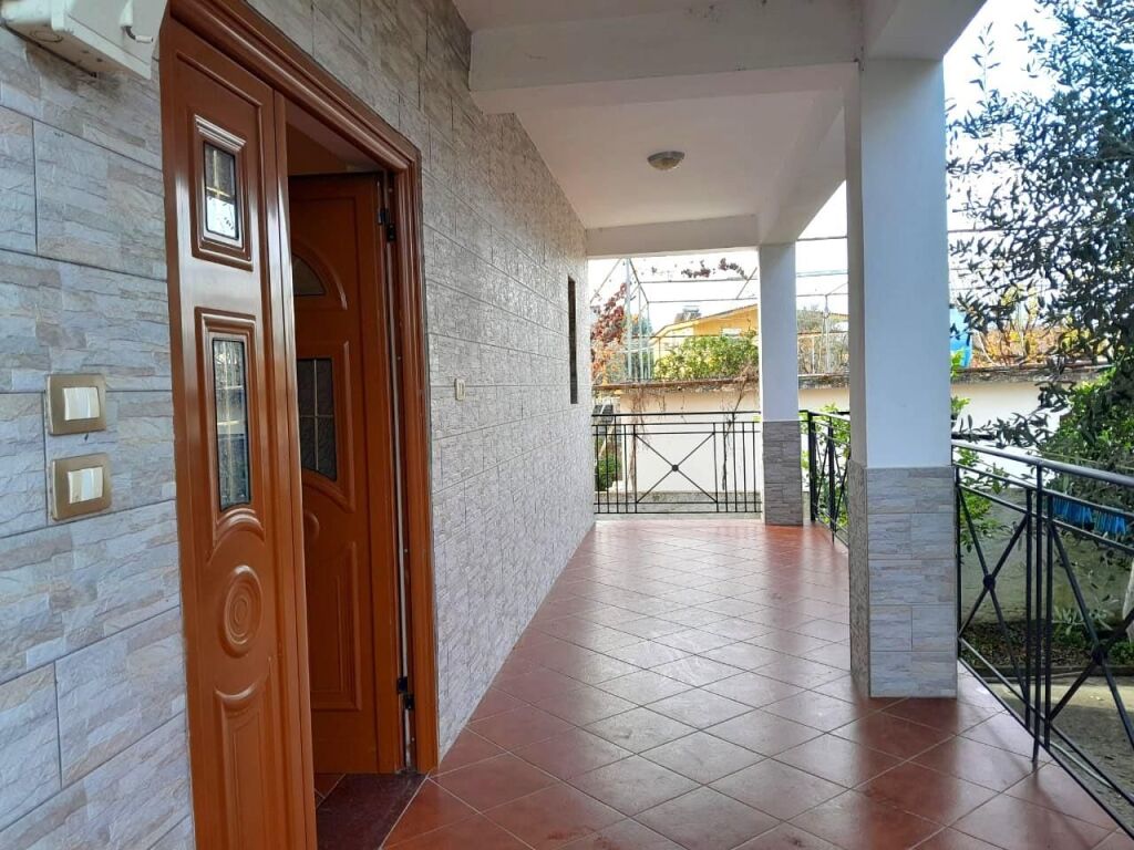 Shtepi private me oborr Vlore