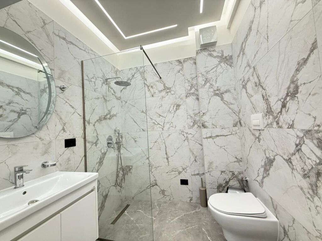 Jepet me qira apartament 2+1+2 me post parkimi tek Rezidenca Sofia, pranë TEG.