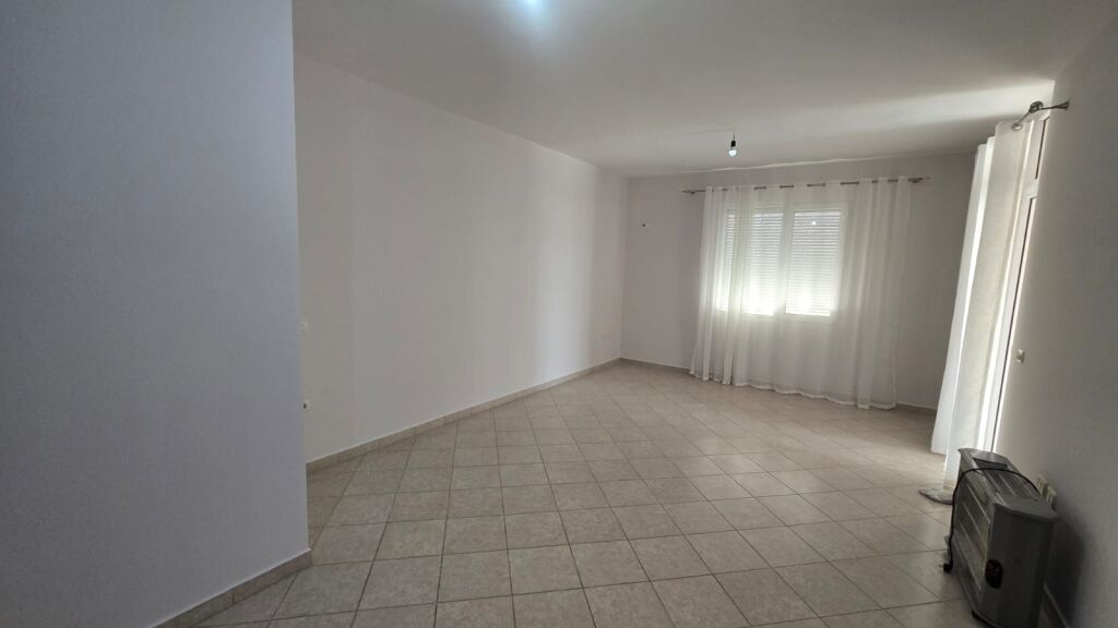Tirane, affittasi appartamento 2+1, 8° piano, 92 m², 350 € Palazzi Cabej