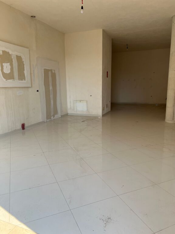 Magazine me qera ne fund te rruges 5 Maj