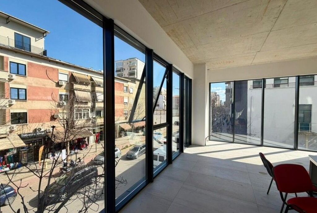 AMBIENT 250 METRA OPEN SPACE BUZE RRUGES BARRIKADAVE PER QIRA