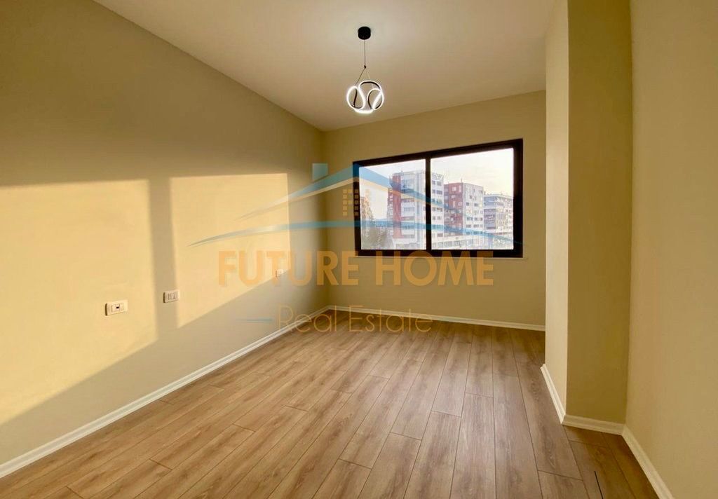 📍 Unaza e Re, Bulevardi Migjeni – Shitet 2+1 me Hipotekë & Fasadë të Ventiluar! 🏠