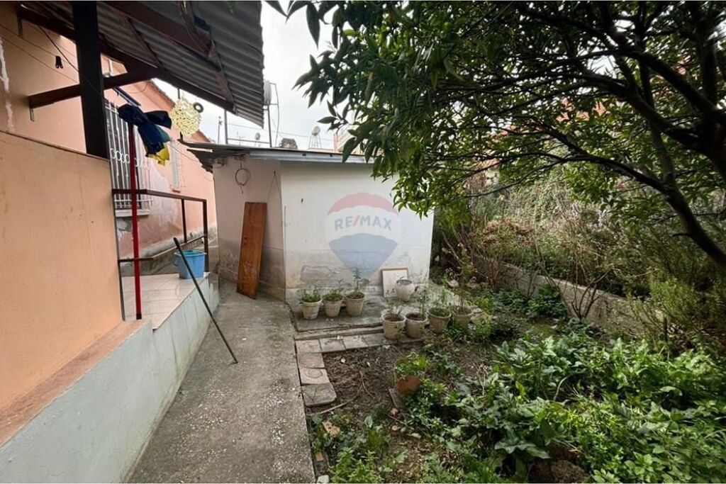 Shtepi private me qera , prane Halim Xhelo