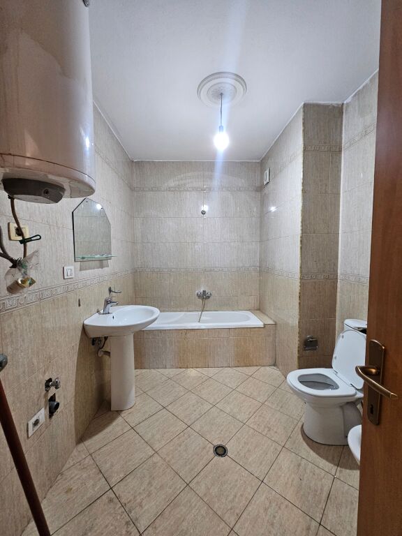 Me Qera: *Ambient (125m2)* e ndarë në 3 dhoma  📍Stacioni trenit - pallat i ri -Buzë rrugës kryesore ( *850€/muaj* ) Super Location