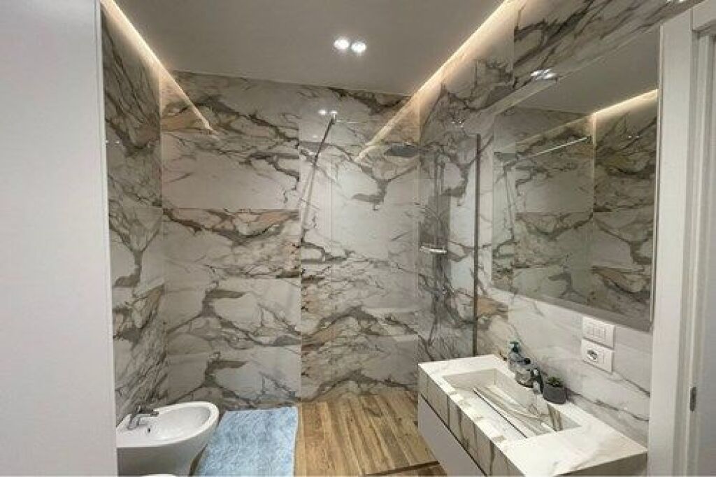 Apartament 2+1+2 me qira në qendër të Tiranës