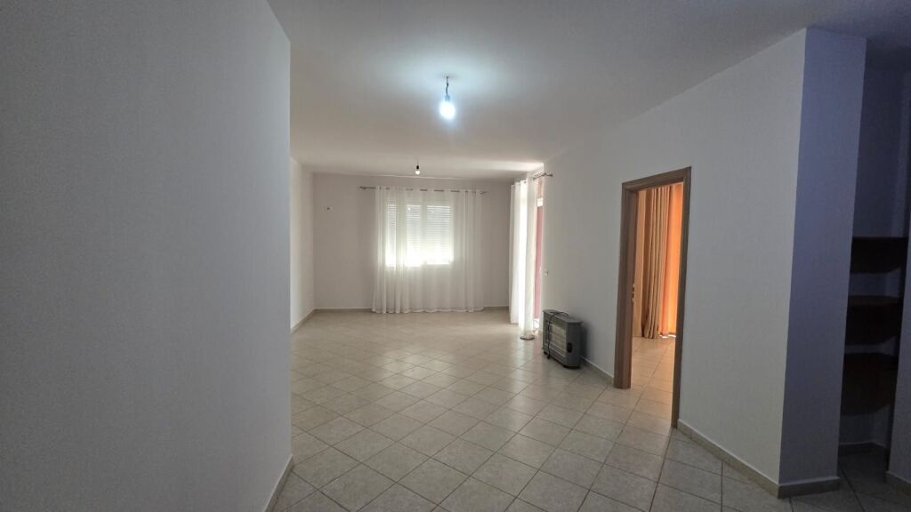 Tirane, affittasi appartamento 2+1, 8° piano, 92 m², 350 € Palazzi Cabej