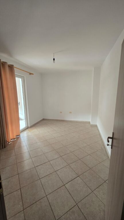 Tirane, affittasi appartamento 2+1, 8° piano, 92 m², 350 € Palazzi Cabej