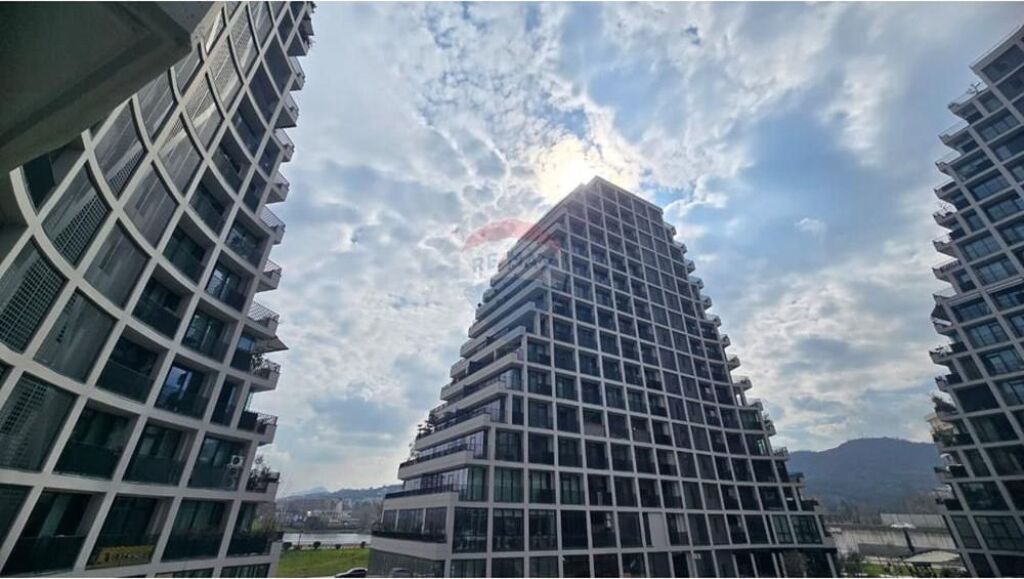 Dyqan per qira te Lake View me pamje nga Liqeni!