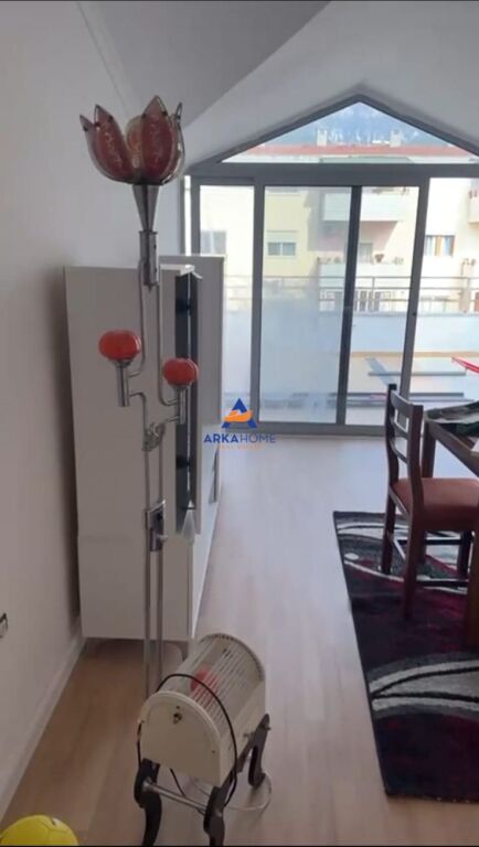 SHITET APARTAMENT 1+1+VERANDE "RRUGA E THESARIT PRANE SHKOLLES 17 NENTORI" 110.000 EURO (I DISKUTUESHEM)