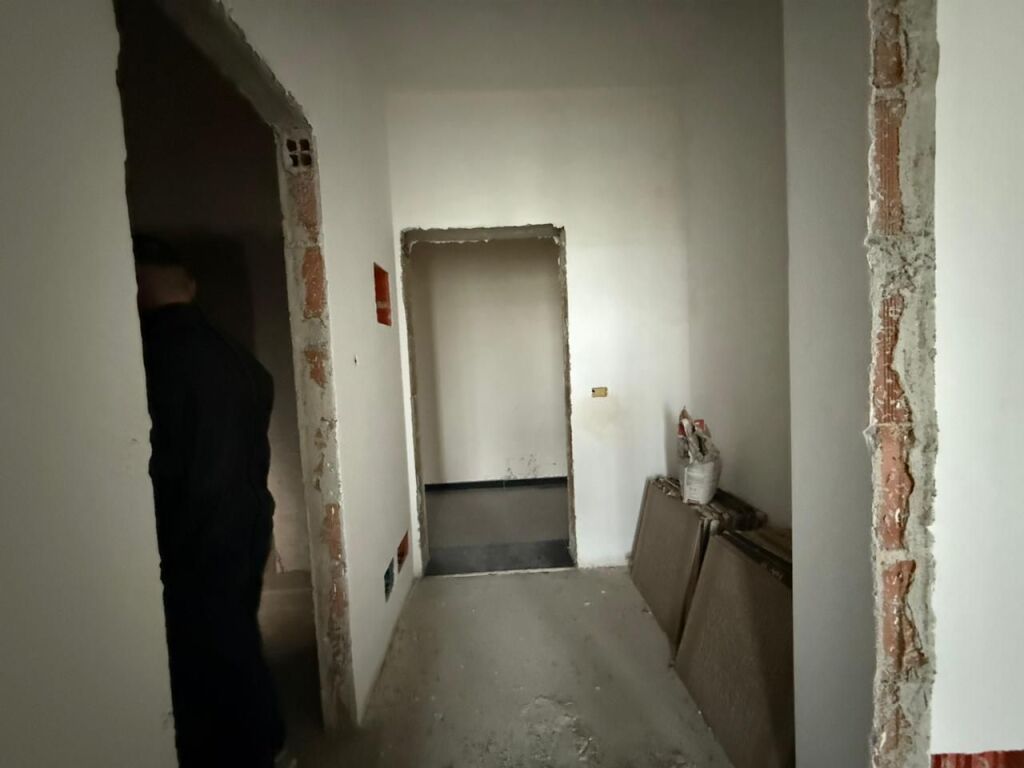 🏡 Shitet Apartament 1+1 në Arlis Square 21 📍 Rruga e Kavajës – me pamje nga rruga kryesore