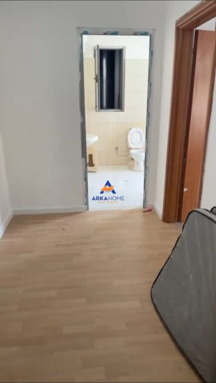 SHITET APARTAMENT 1+1+VERANDE "RRUGA E THESARIT PRANE SHKOLLES 17 NENTORI" 110.000 EURO (I DISKUTUESHEM)
