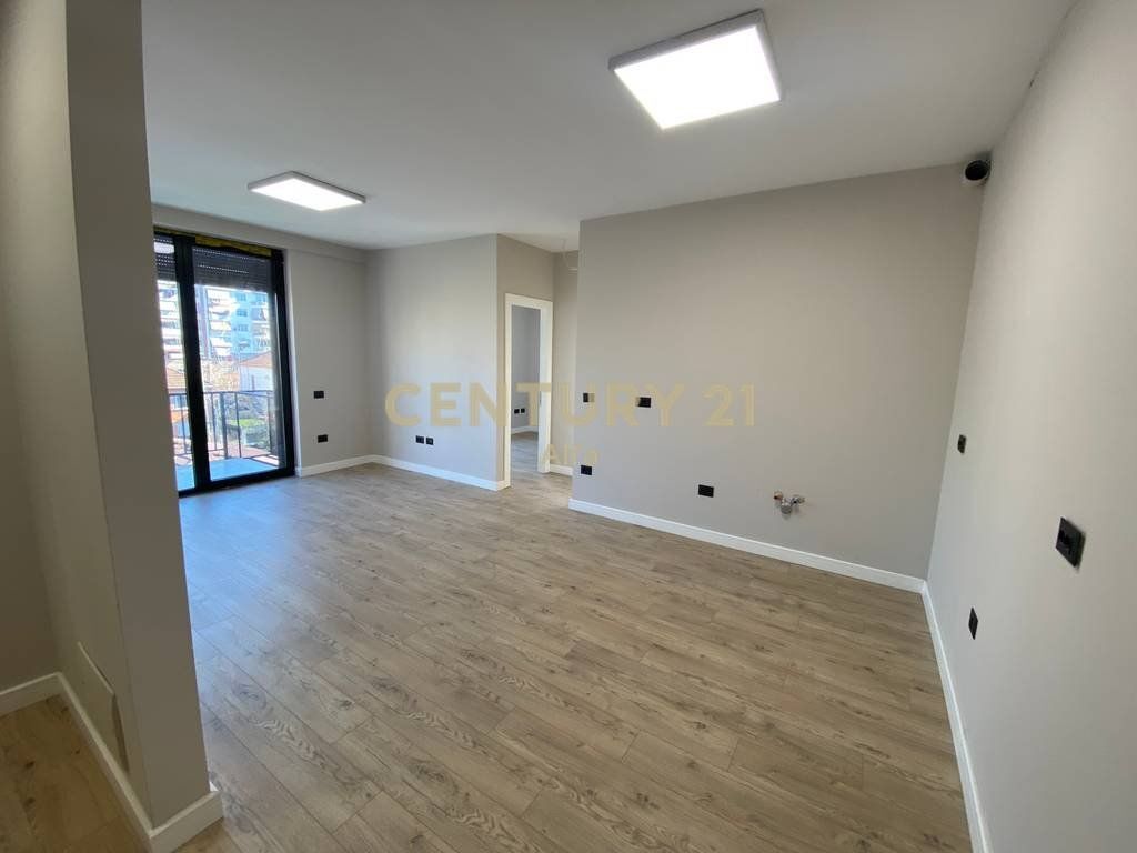 Jepet me qira apartament 2+1+2 ballkone tek Shkolla e Kuqe!