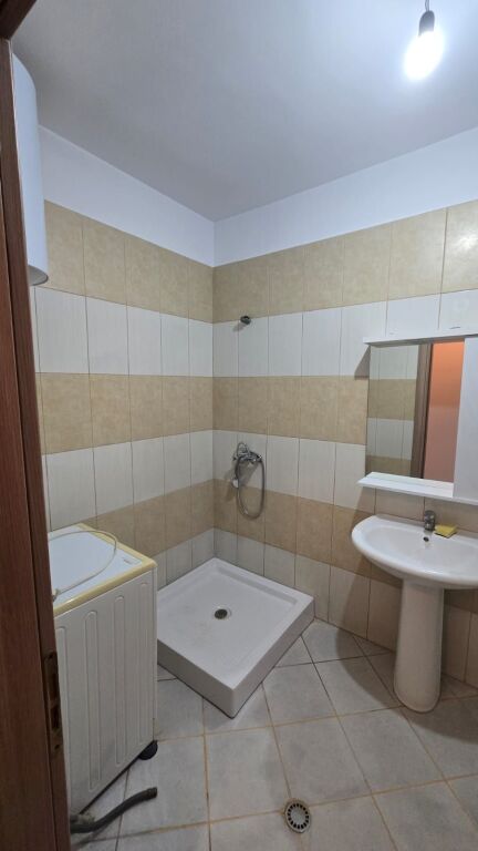 Tirane, affittasi appartamento 2+1, 8° piano, 92 m², 350 € Palazzi Cabej