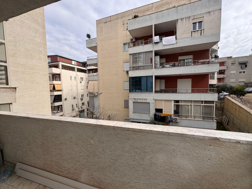 Apartament per shitje 2+1+ me 2 ballkone Liqeni i Thate