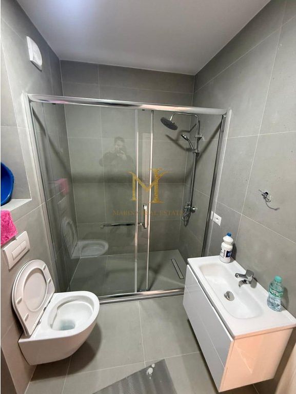SHITET APARTAMENT 2+1 + DEPO NE NJE PALLAT TE RI NE PLAZH HEKURUDHA !