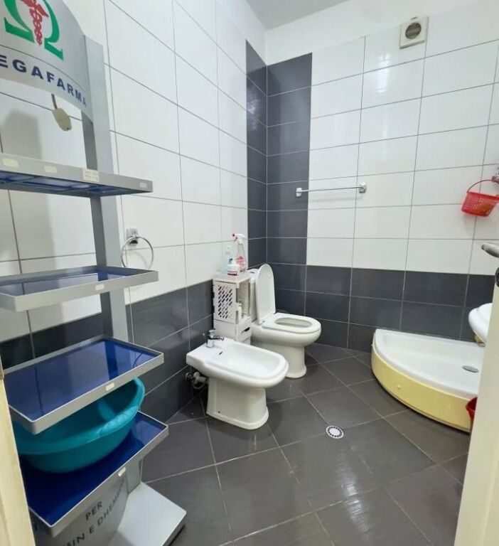 Qera | Ambjent Biznesi | Ali Demi | 800 €/muaj