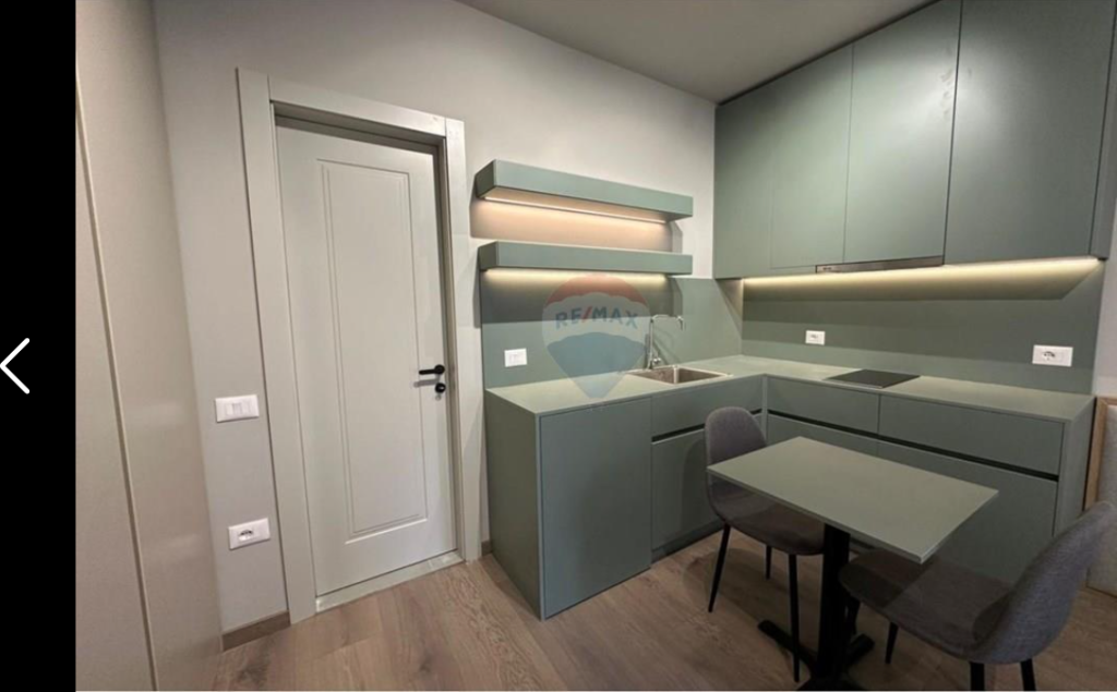 3 studio garsoniere per shitje tek Stacioni i Trenit