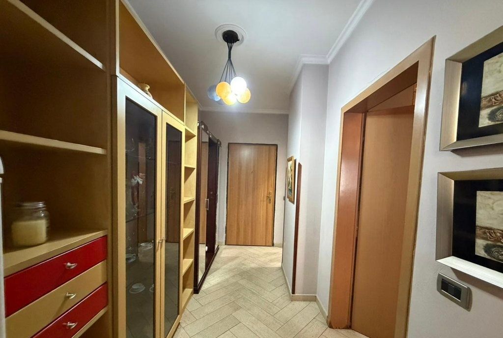 Shitet apartament 1+1 prane Pazarit te Ri !