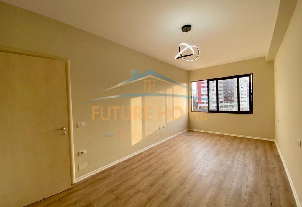 📍 Unaza e Re, Bulevardi Migjeni – Shitet 2+1 me Hipotekë & Fasadë të Ventiluar! 🏠