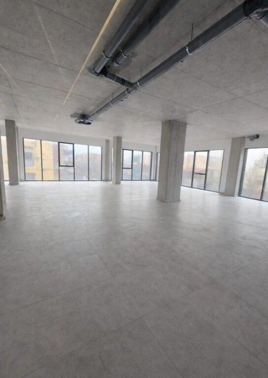 Locale Commerciale in Affitto – Sulla Strada Principale, molto vicino al Centro di Tirana - 250.5 m2