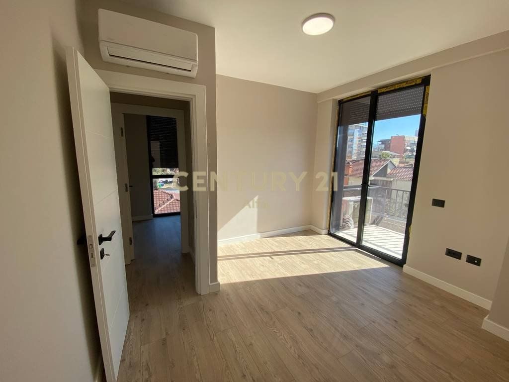 Jepet me qira apartament 2+1+2 ballkone tek Shkolla e Kuqe!