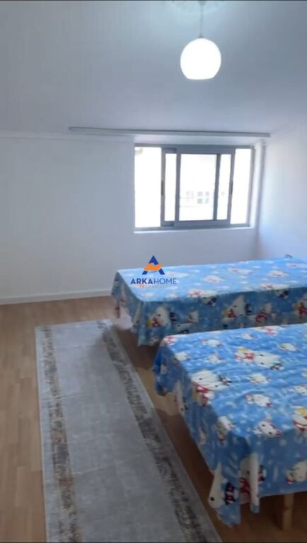 SHITET APARTAMENT 1+1+VERANDE "RRUGA E THESARIT PRANE SHKOLLES 17 NENTORI" 110.000 EURO (I DISKUTUESHEM)