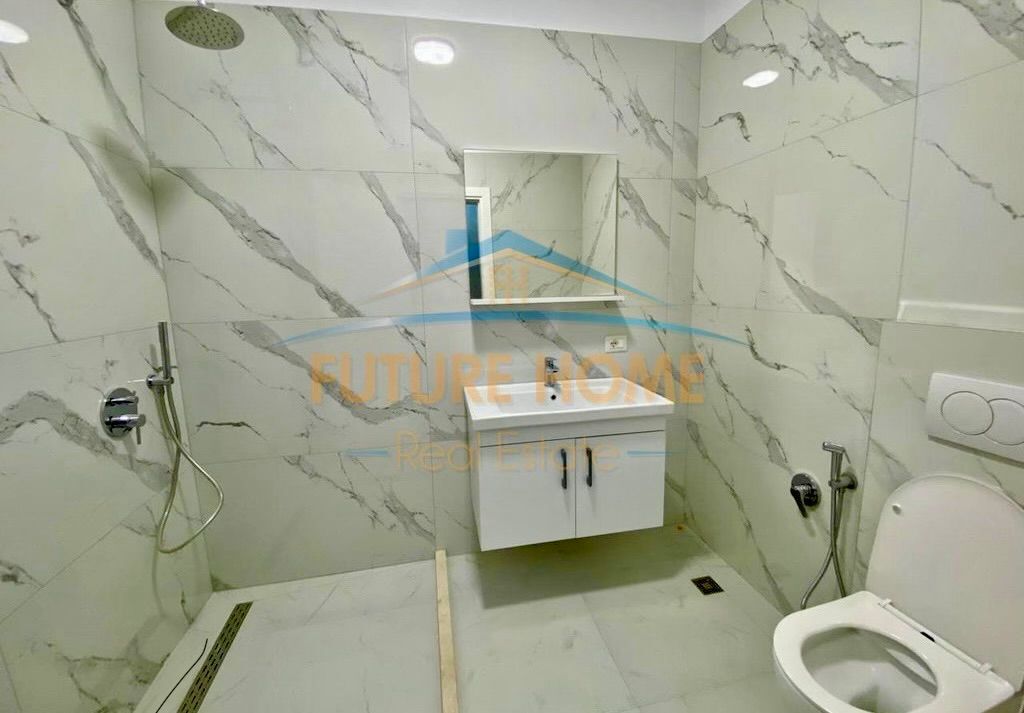 📍 Unaza e Re, Bulevardi Migjeni – Shitet 2+1 me Hipotekë & Fasadë të Ventiluar! 🏠