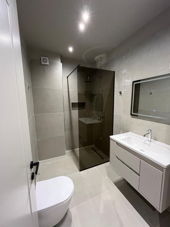 Shiten 3 garsioniere tek Stacioni i trenit.