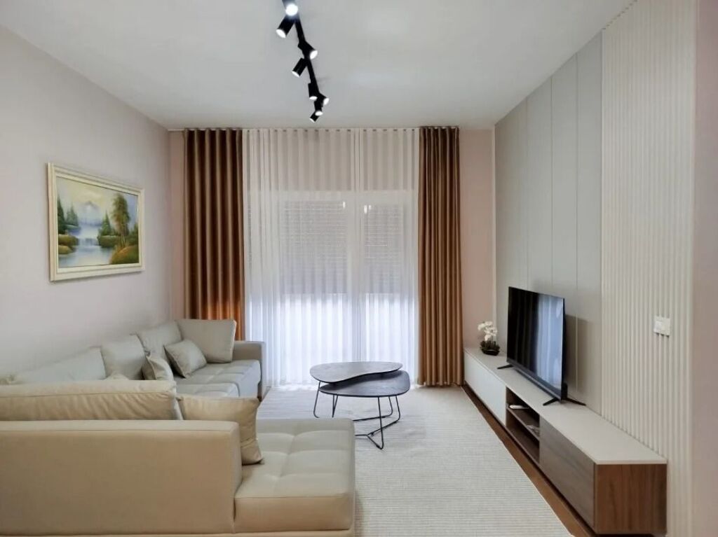 JEPET ME QERA APARTAMENT MODERN 2+1 , 70,000 leke