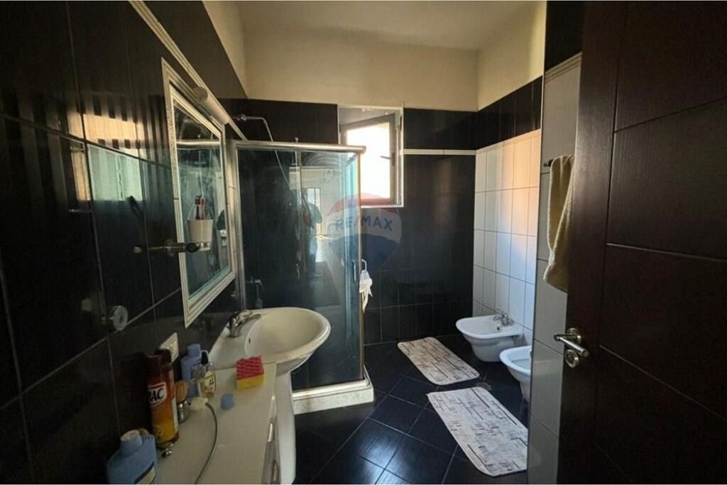 🏡 Vilë 3-Katëshe në Shitje – Llakatund, Vlorë