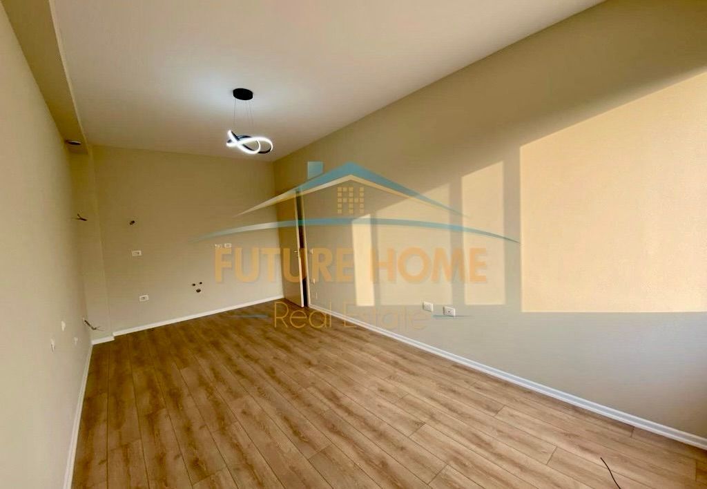 📍 Unaza e Re, Bulevardi Migjeni – Shitet 2+1 me Hipotekë & Fasadë të Ventiluar! 🏠