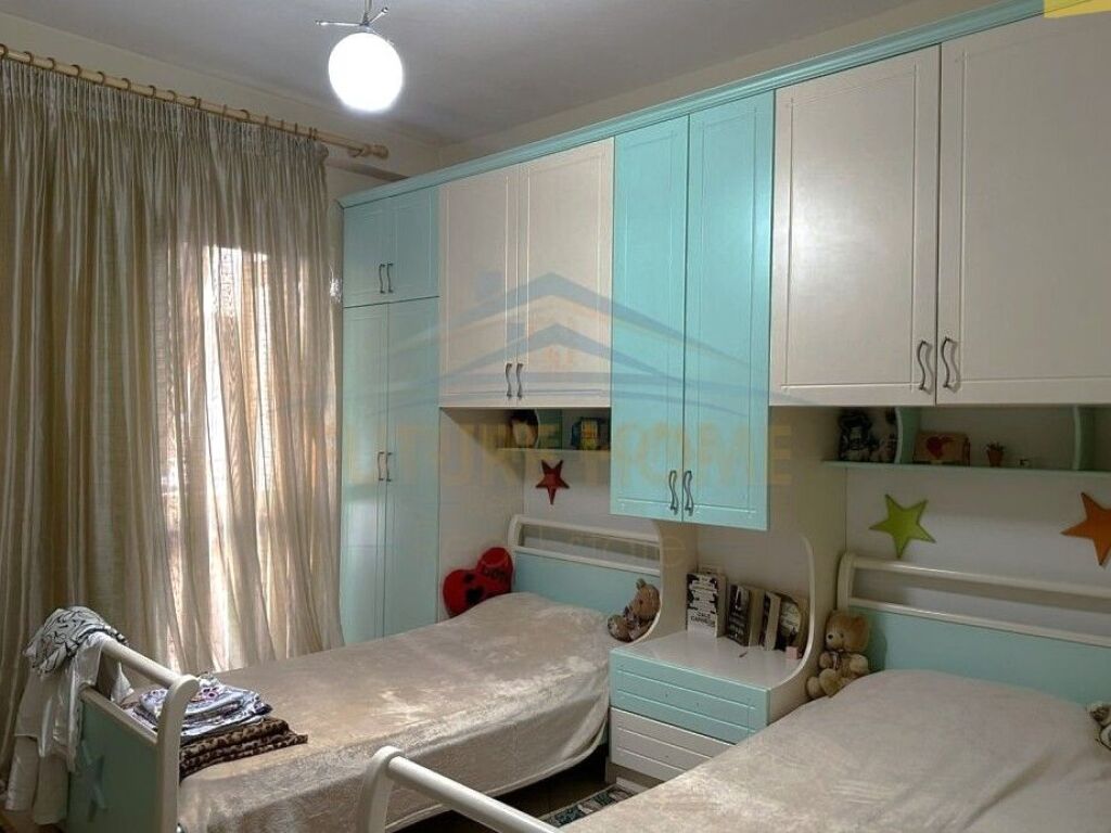 Shitet, Apartament 2+1+2, Rruga 5 Maji