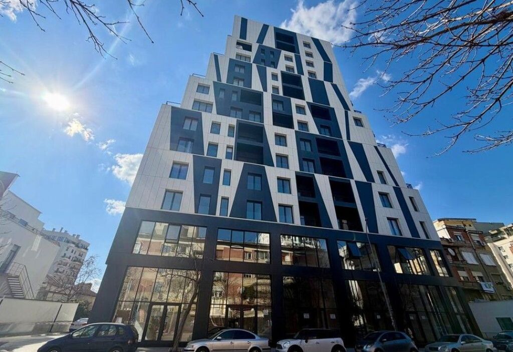 AMBIENT 250 METRA OPEN SPACE BUZE RRUGES BARRIKADAVE PER QIRA