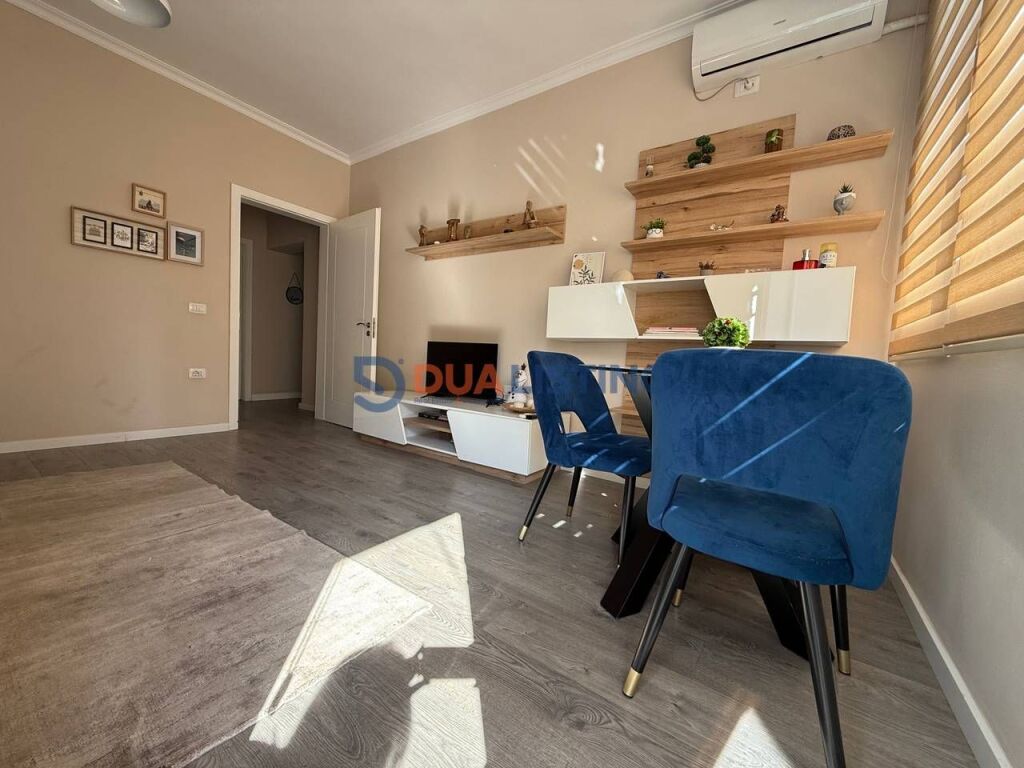 We rent a 1+1 apartment at Garda in the Blloku area