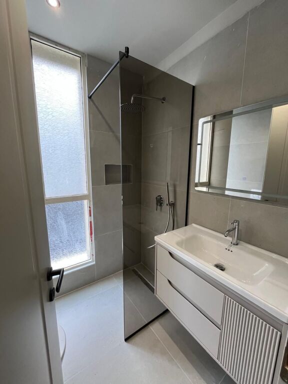 Shiten 3 garsioniere tek Stacioni i trenit.