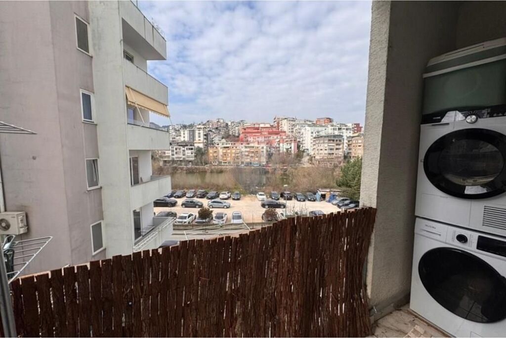 WE SELL A COMFORTABLE APARTMENT DRY LAKE!