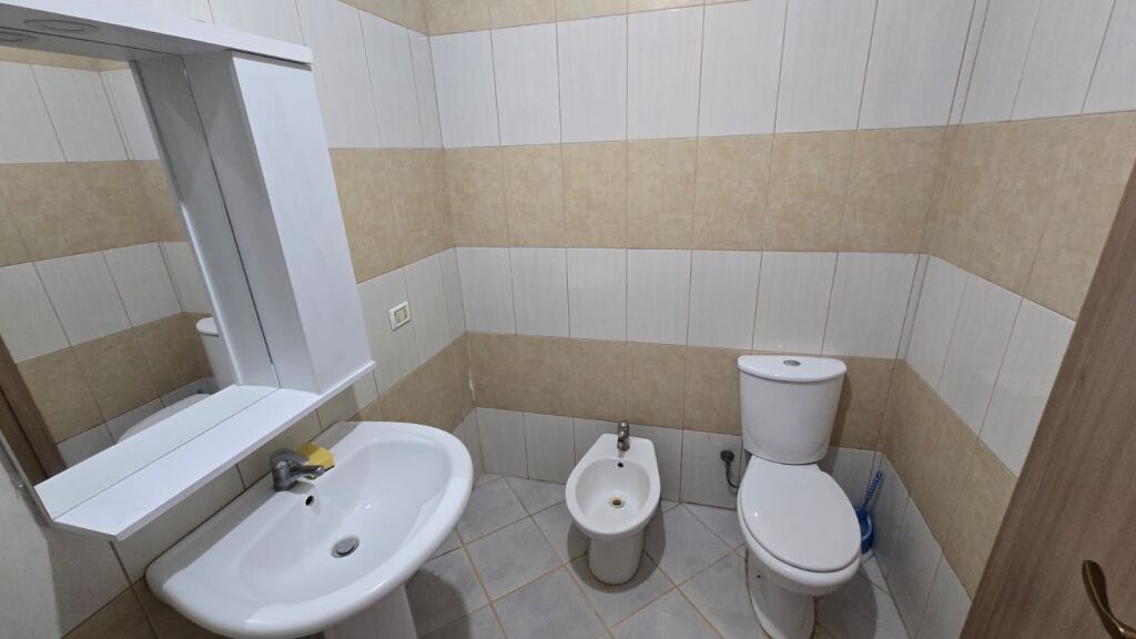 Tirane, affittasi appartamento 2+1, 8° piano, 92 m², 350 € Palazzi Cabej
