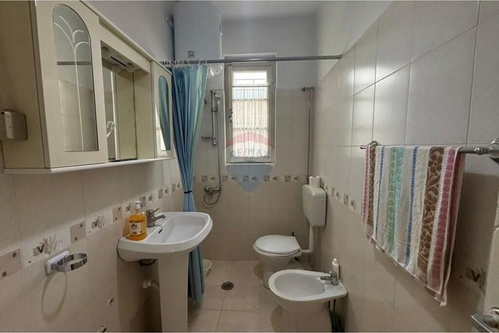 Shtepi private me qera , prane Halim Xhelo