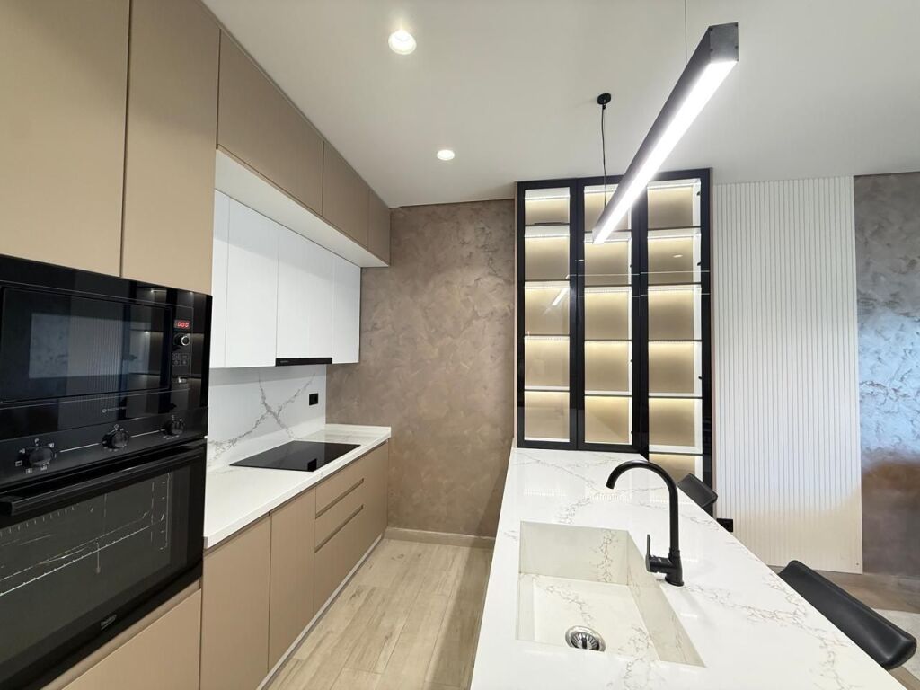 Jepet me qira apartament 2+1+2 me post parkimi tek Rezidenca Sofia, pranë TEG.