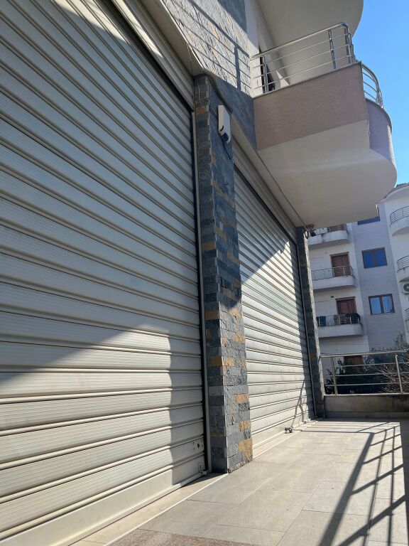 Magazine me qera ne fund te rruges 5 Maj