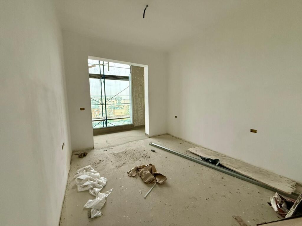 🏡 Shitet Apartament 1+1 në Arlis Square 21 📍 Rruga e Kavajës – me pamje nga rruga kryesore