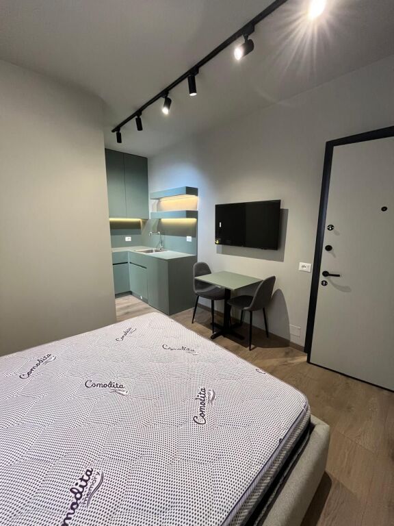 Shiten 3 garsioniere tek Stacioni i trenit.