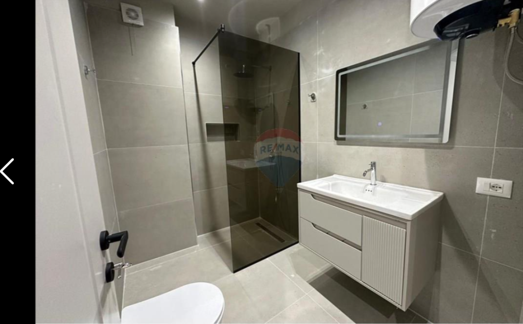 3 studio garsoniere per shitje tek Stacioni i Trenit