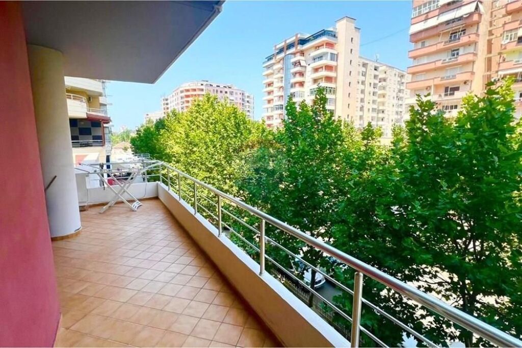 🏡 Apartament 2+1 me Super Verandë për Shitje – Rruga e Portit, Vlorë